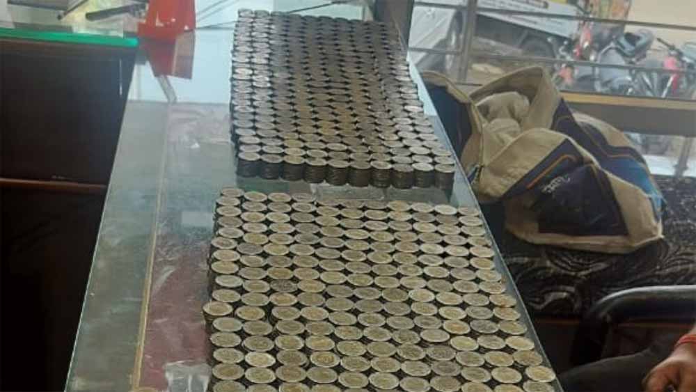 पानवाले का अनोखा सरप्राइज: 1 लाख के सिक्कों से खरीदी पत्नी के लिए सोने की चेन! पानवाले का अनोखा सरप्राइज: 1 लाख के सिक्कों से खरीदी पत्नी के लिए सोने की चेन!