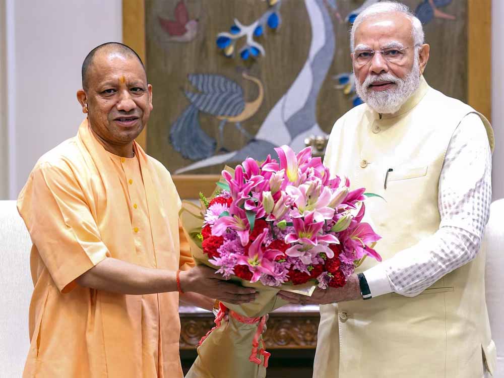 अयोध्या में 25 नवंबर को होगा राम मंदिर ध्वजारोहण, पीएम मोदी और सीएम योगी को सौंपा गया निमंत्रण