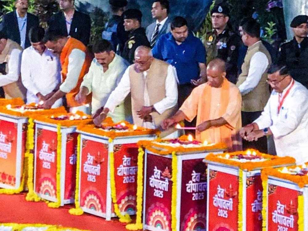 काशी में देव दीपावली की दिव्य रौनक: CM योगी ने जलाया पहला दीप, घाटों पर सजे 25 लाख दीप