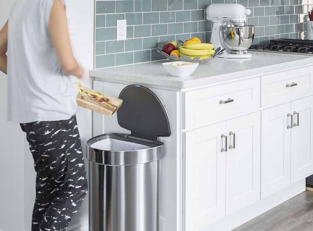 किचन में रखा डस्टबिन बन सकता है नेगेटिविटी की वजह? जानिए वास्तु का सच किचन में रखा डस्टबिन बन सकता है नेगेटिविटी की वजह? जानिए वास्तु का सच