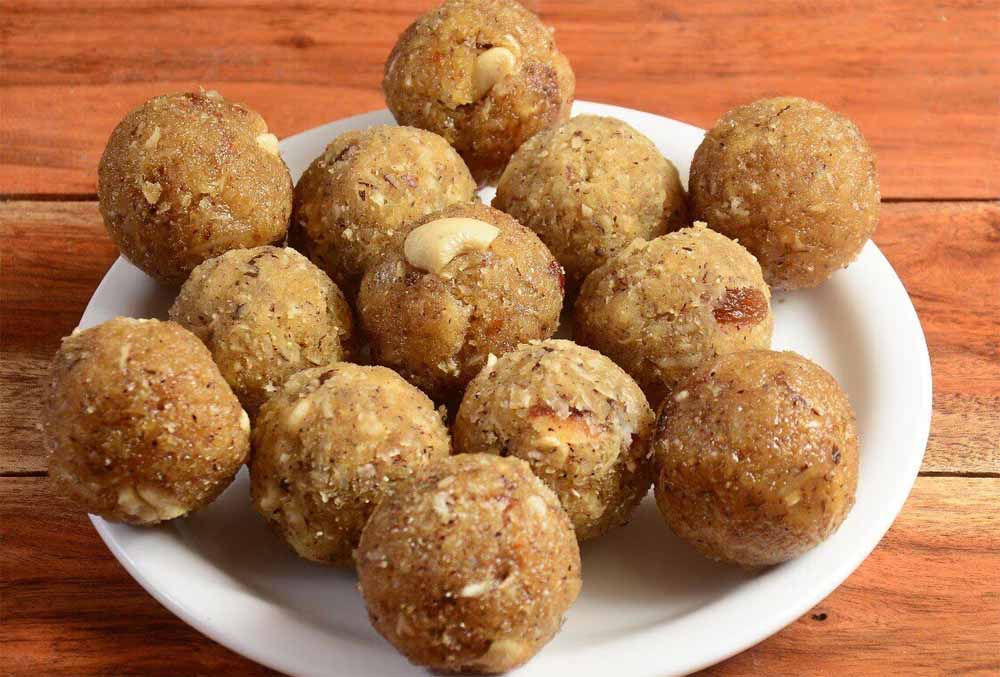 सर्दियों में सेहत का पावरहाउस: घर पर ऐसे बनाएं गोंद के लड्डू, स्वाद और एनर्जी दोनों भरपूर