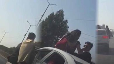 Reel बनाने का जुनून पड़ा भारी: चलती कार में स्टंट, पुलिस ने चालकों को किया गिरफ्तार, 5 गाड़ियां जब्त