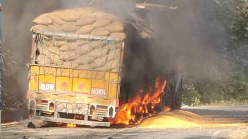 साल्हेवारा घाटी में बड़ा हादसा टला: मक्का से भरे ट्रक में अचानक आग, दमकल की तत्परता से बची बड़ी दुर्घटना