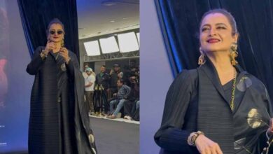 ब्लैक साड़ी में रेखा का आइकॉनिक अंदाज़ वायरल, वेडिंग सीजन में छा सकता है उनका ये लुक