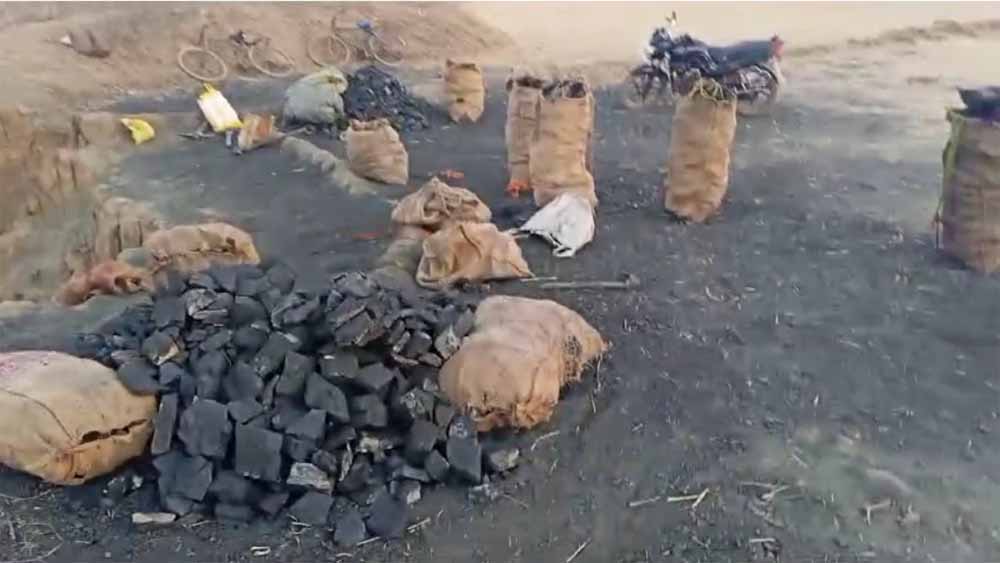 पुलिस का अवैध कोयला कारोबार पर वार, 3 टन कोयला जब्त पुलिस का अवैध कोयला कारोबार पर वार, 3 टन कोयला जब्त