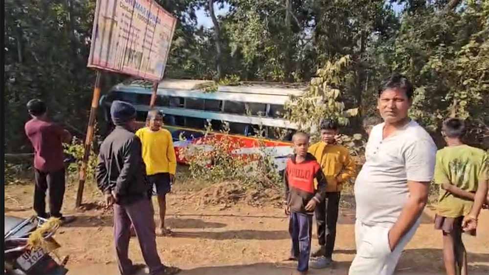 तिरुपति जा रही दर्शनार्थियों से भरी बस हादसे का शिकार, एक यात्री की मौत