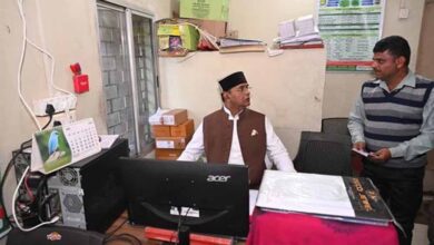 मंत्री सारंग ने पांढुर्णा के बोरगांव स्थित सेवा सहकारी समिति का किया औचक निरीक्षण