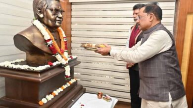 मुख्यमंत्री विष्णु देव साय ने भारत रत्न अटल बिहारी वाजपेयी की प्रतिमा पर माल्यार्पण कर दी श्रद्धांजलि