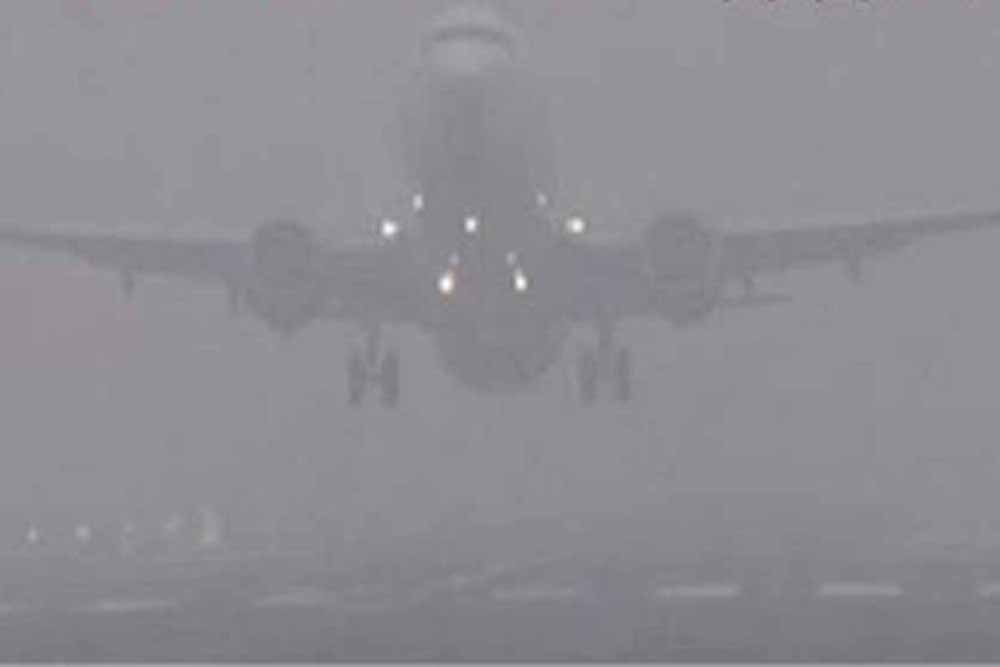 कोहरे की मार: IGI एयरपोर्ट पर फ्लाइट्स लेट, यात्रियों के लिए एडवाइजरी जारी