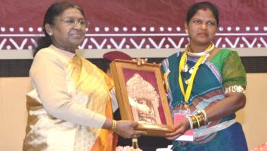 रायपुर : राष्ट्रपति द्रौपदी मुर्मु के हाथों हीराबाई झरेका बघेल राष्ट्रीय हस्तशिल्प पुरस्कार से सम्मानित
