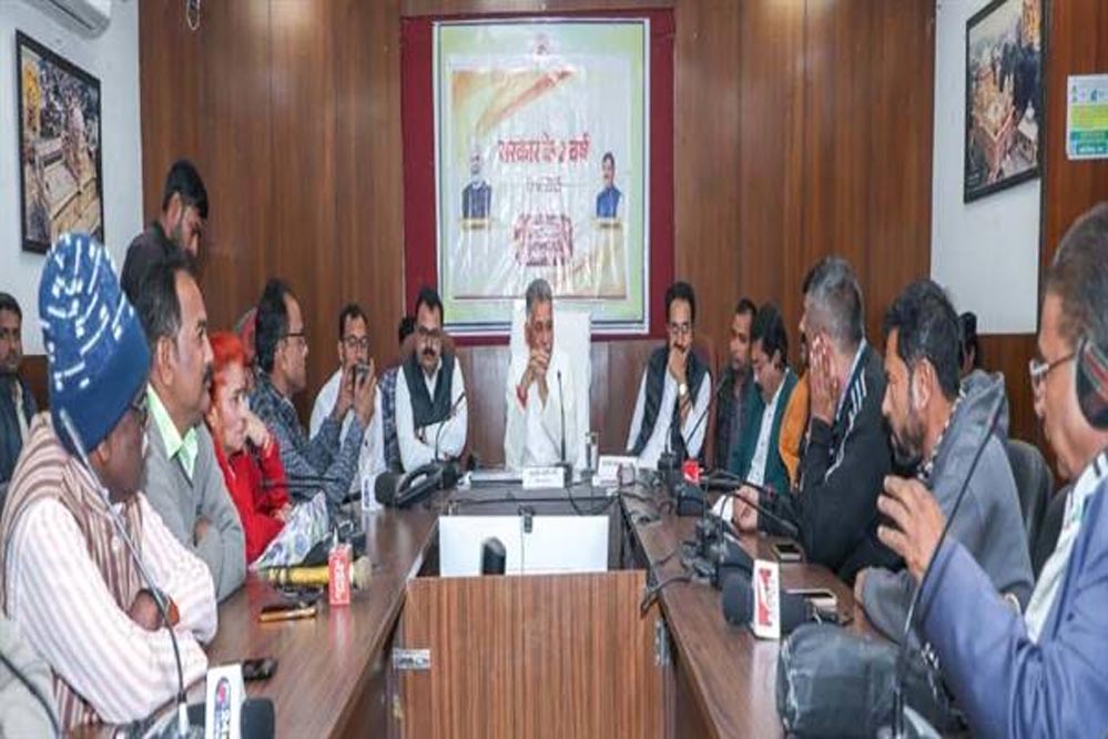 प्रभारी मंत्री  इन्दर सिंह परमार ने प्रेस वार्ता को किया संबोधित