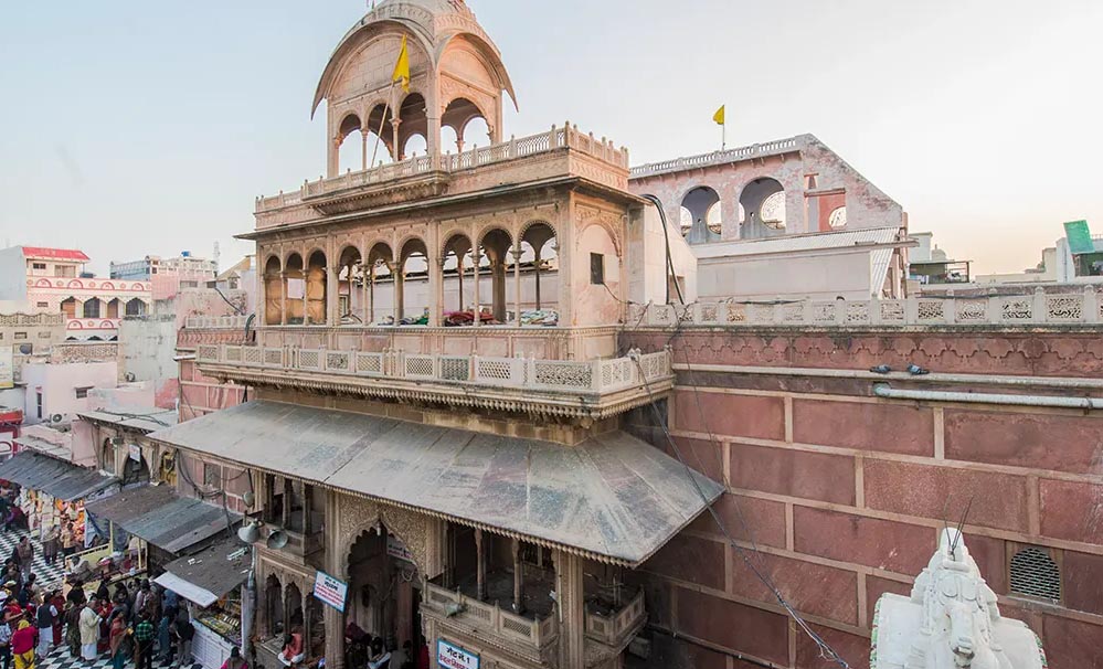 वृंदावन के बांके बिहारी मंदिर में परंपरा टूटी: हलवाई को सैलरी न मिलने पर नहीं हुआ ठाकुर जी का भोग