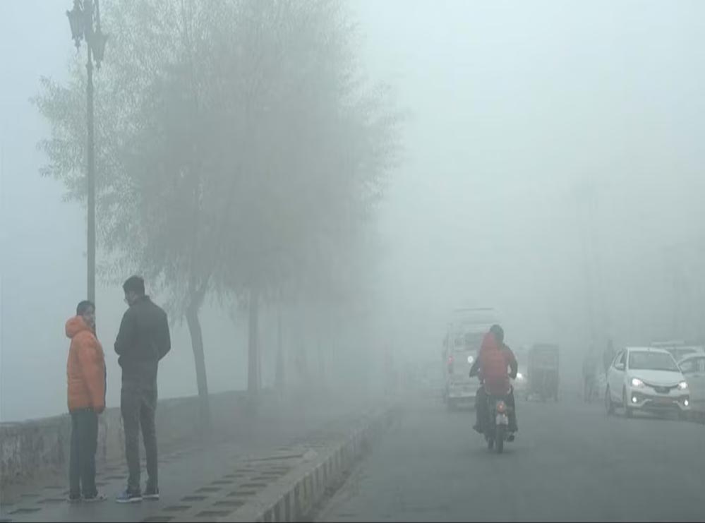 मध्यप्रदेश में शीतलहर का असर: भोपाल-ग्वालियर समेत 22 जिलों में घना कोहरा, ट्रेनों और फ्लाइट में देरी