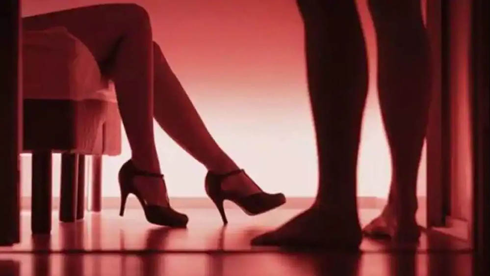 बरेली पुलिस का बड़ा कार्रवाई: कॉलगर्ल के साथ पकड़े गए पांच लड़के, होटल में मिली दवाइयां