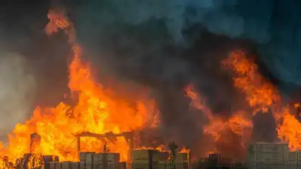 बांग्लादेश: ढाका में दंगाइयों ने 9वीं मंजिल पर फंसे 28 पत्रकारों के सामने आग लगा दी, 3 घंटे मौत के साए में गुजरे