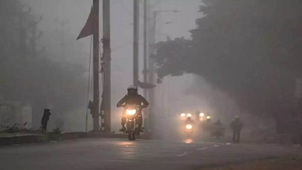 मध्यप्रदेश में बढ़ी ठंड, कई जिलों में घना कोहरा; दिल्ली रूट की ट्रेनें 5 घंटे तक लेट, उड़ानों पर भी असर