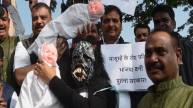 मध्य प्रदेश विधानसभा शीतकालीन सत्र शुरू, कांग्रेस विधायकों ने कफ सिरप मौतों के विरोध में बच्चों के पुतले और ‘पूतना’ के साथ किया प्रदर्शन मध्य प्रदेश विधानसभा शीतकालीन सत्र शुरू, कांग्रेस विधायकों ने कफ सिरप मौतों के विरोध में बच्चों के पुतले और ‘पूतना’ के साथ किया प्रदर्शन