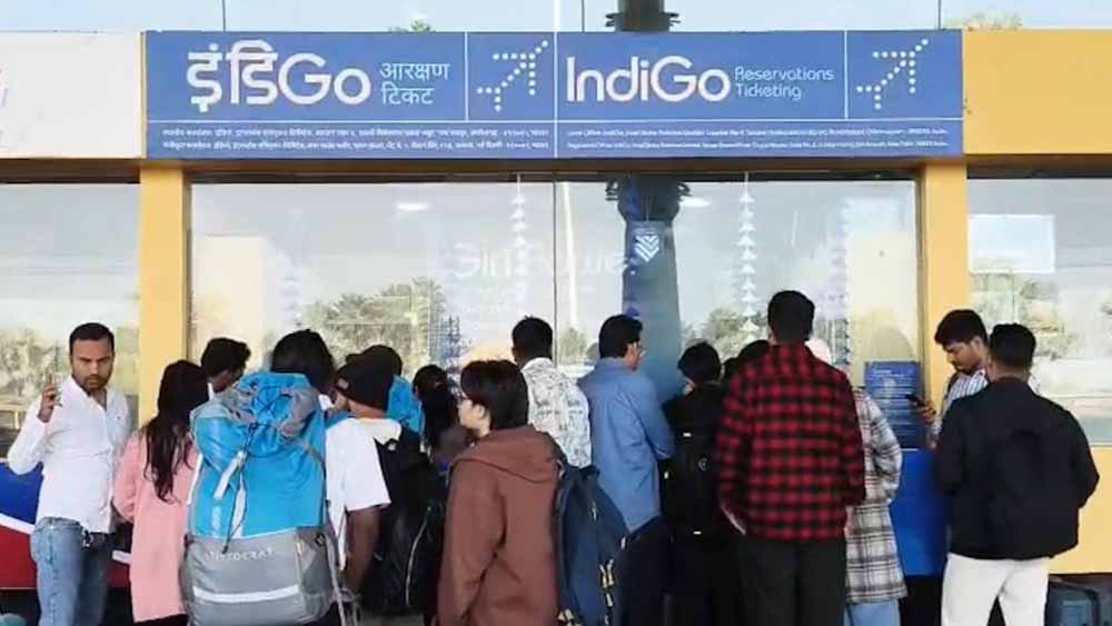 Indigo की फ्लाइट रद्द, एयरपोर्ट पर हंगामा—कर्मचारियों पर यात्रियों का गुस्सा फूटा