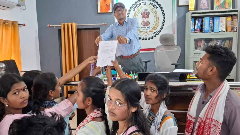 छात्रों ने SDM को सौंपा ज्ञापन, कॉलेज के रास्ते से शराब दुकान हटाने की मांग