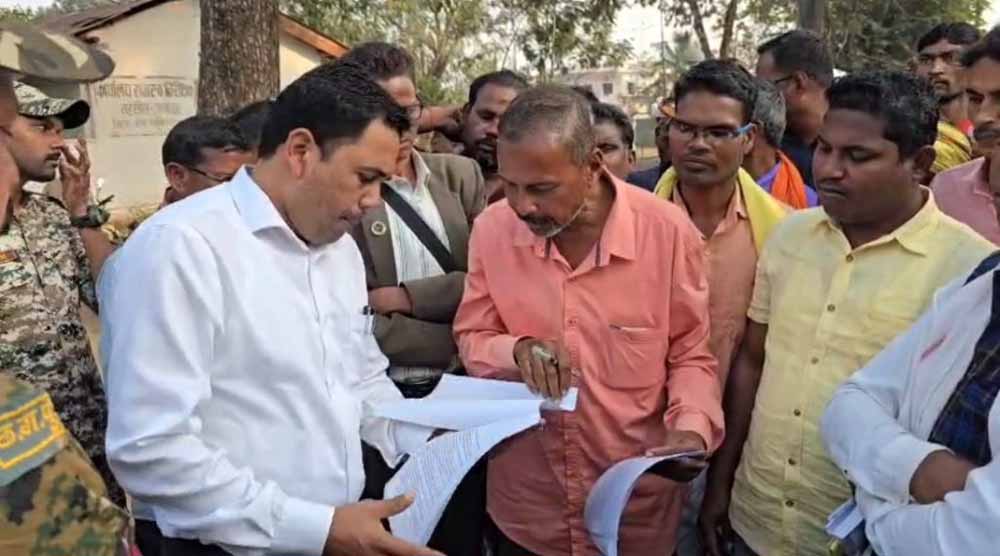 किसानों ने धान खरीदी केंद्र प्रभारियों की मनमानी के खिलाफ निकली रैली, तहसीलदार को सौंपा ज्ञापन