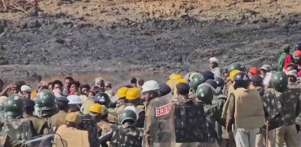 कोयला खदान विस्तार विरोध: ग्रामीणों का हिंसक प्रदर्शन, पुलिस पर हमला, दर्जनों घायल कोयला खदान विस्तार विरोध: ग्रामीणों का हिंसक प्रदर्शन, पुलिस पर हमला, दर्जनों घायल