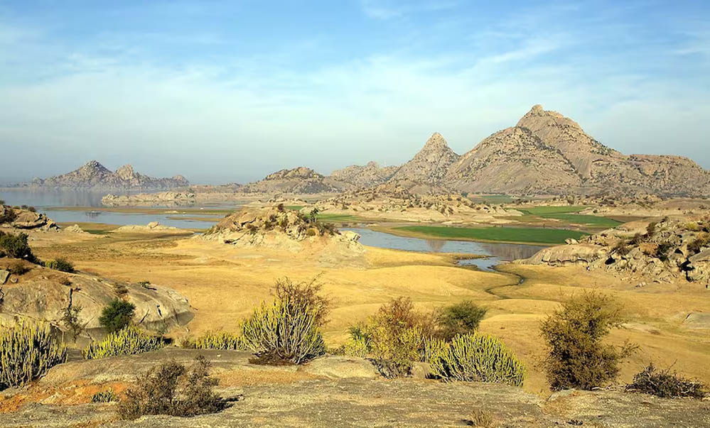 अरावली पहाड़ियों की नई परिभाषा: 100 मीटर ऊंचाई का फॉर्मूला क्या है और क्यों उठे सवाल?