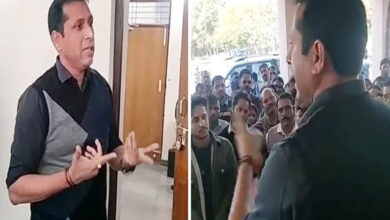 ‘झुंड बनाकर आओगे तो क्या मैं झुक जाऊंगा?’ IAS ने पटवारियों को लताड़ा, नेताओं के दबाव में न आएं चेतावनी