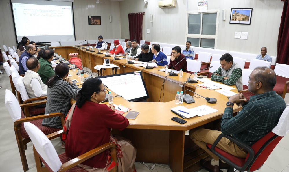 समाज में महिलाओं एवं बच्चों के स्वास्थ्य एवं शिक्षा में आंगनबाड़ी महत्वपूर्ण भूमिका निभाएं – संभागायुक्त सिंह