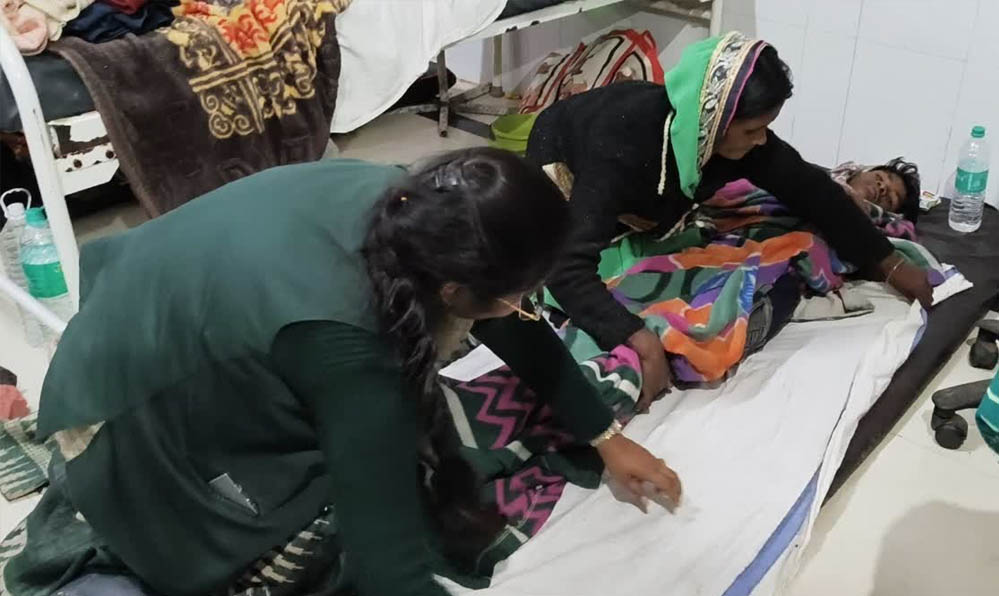 मध्य प्रदेश की राज्य मंत्री प्रतिमा बागरी बनीं नर्स, सतना अस्पताल में मरीजों के लिए बिछाईं बेडशीट