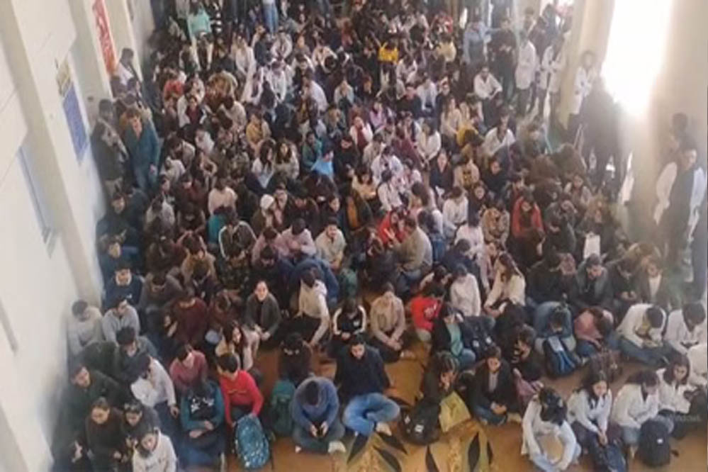 हिमाचल में डॉक्टरों की अनिश्चितकालीन हड़ताल, OPD सेवाएं ठप, इमरजेंसी चालू