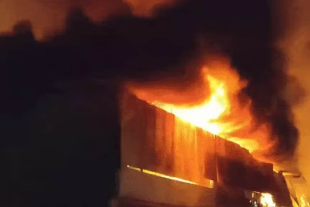 भोपाल टिंबर मार्केट में बारूद से धमाका, रेलवे ट्रैक के पास लगी 50 फीट तक लपटें, 4 घायल