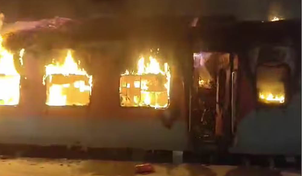 आंध्र प्रदेश में टाटानगर–एर्नाकुलम एक्सप्रेस में आग, AC कोच में एक यात्री की मौत