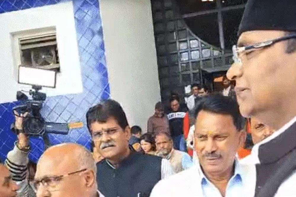 विधानसभा में मंत्री कंसाना बेहोश, अस्पताल में कराया भर्ती; कांग्रेस विधायक लेकर आए खराब फसलों की तख्तियां