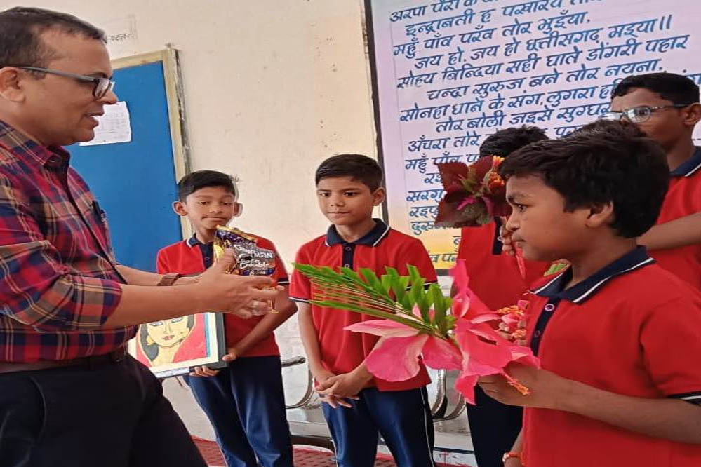 रायपुर : संवेदनशील शासन की पहल से संवरता भविष्य रायपुर : संवेदनशील शासन की पहल से संवरता भविष्य