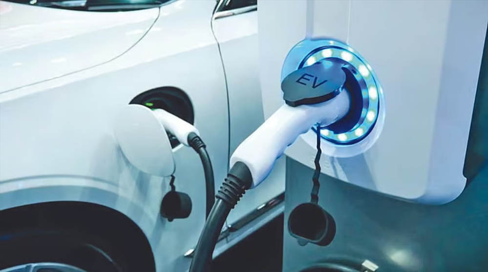 VinFast की V-Green ने HPCL के साथ की साझेदारी, फ्यूल स्टेशन पर लगेंगे EV चार्जिंग स्टेशन