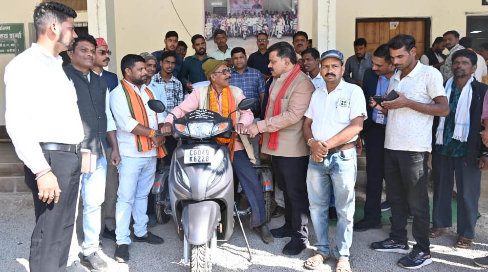 रायपुर : दिव्यांग नेमी सिंह को उपमुख्यमंत्री  शर्मा ने प्रदान की पेट्रोल चलित स्कूटी