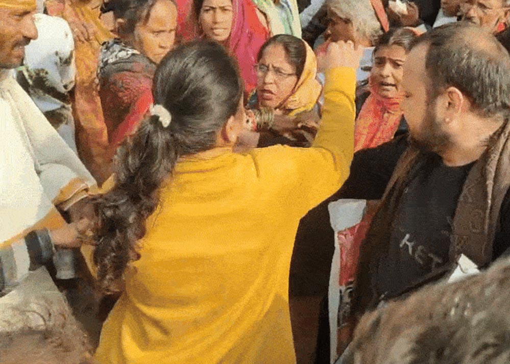 नायब तहसीलदार पर मारपीट का आरोप, खाद लेने आई छात्रा से भी की अभद्रता नायब तहसीलदार पर मारपीट का आरोप, खाद लेने आई छात्रा से भी की अभद्रता