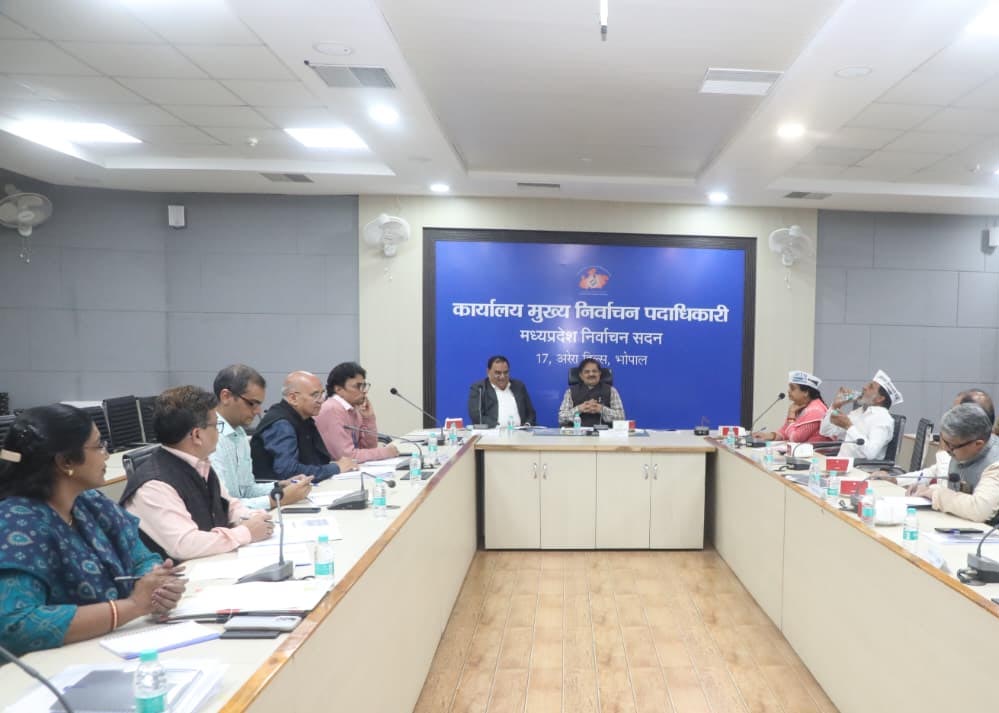 मुख्य निर्वाचन पदाधिकारी मप्र ने मान्यता प्राप्त राष्ट्रीय राजनीतिक दलों के प्रतिनिधियों के साथ की बैठक