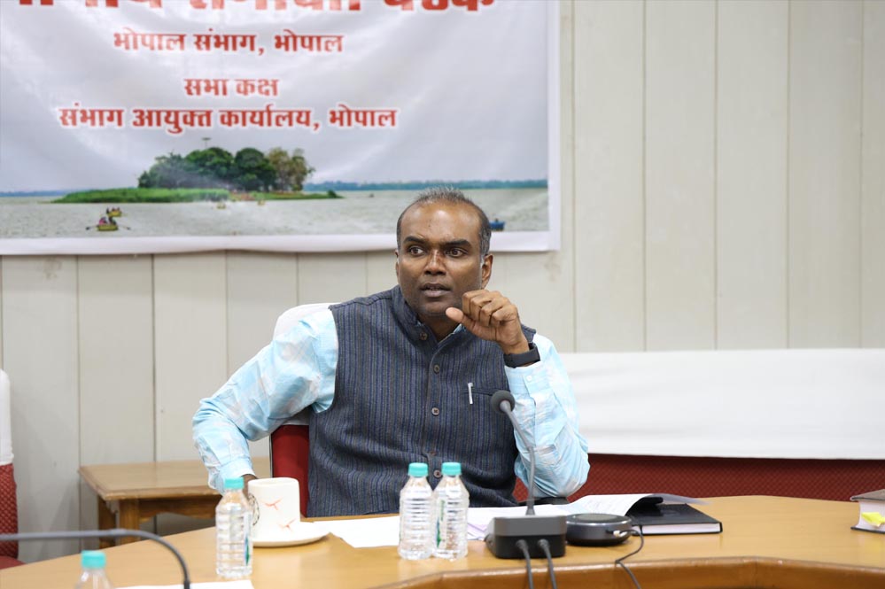 संभाग के सभी जिलों में 15 दिवस में सभी वाहनों का पीयूसी सर्टिफिकेशन करवाएं – संभागायुक्त  सिंह