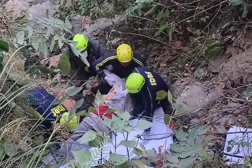 उत्तराखंड में शादी से लौट रहे परिवार की गाड़ी खाई में गिरी, 5 बारातियों की दर्दनाक मौत