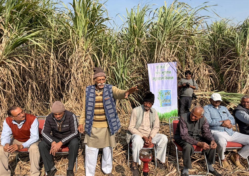 खेतों में लगाई चौपाल, योगी सरकार के कारण किसानों के जीवन में हुई उन्नति पर की गई चर्चा