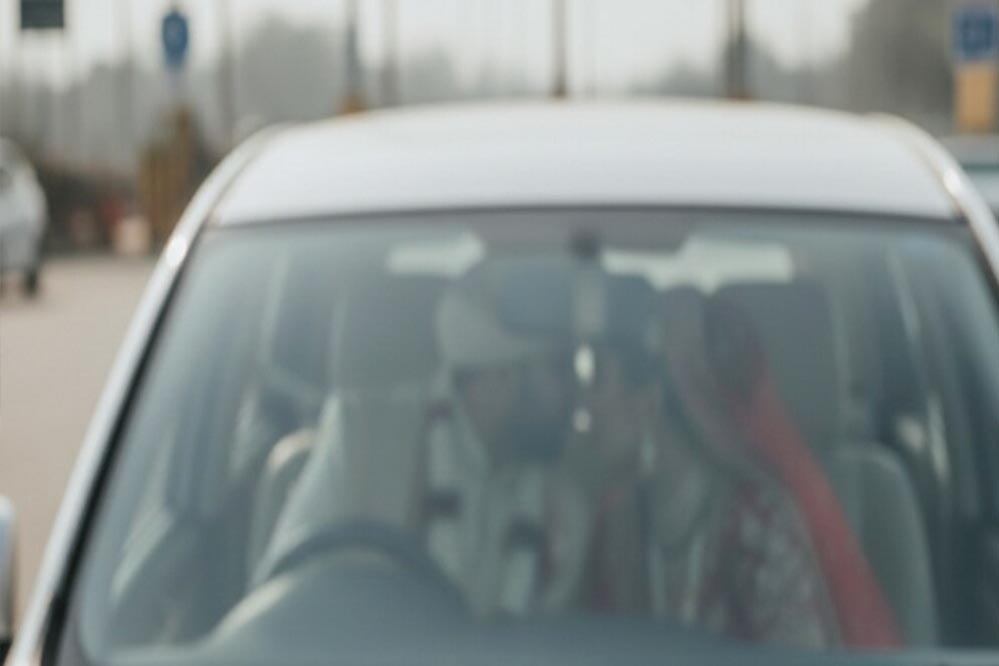 टोल प्लाजा पर दूल्हे ने दुल्हन को किया किस, CCTV वीडियो के जरिए मैनेजर ने शुरू की ब्लैकमेलिंग