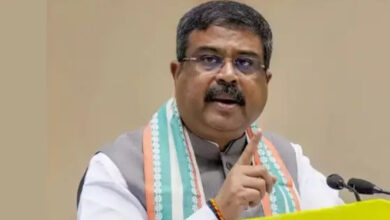 ₹500 गुलदस्ता 20 सेकंड के लिए, इतना पैसा 2 KG सेब लेने में लगेगा” — धर्मेंद्र प्रधान का तीखा सुझाव