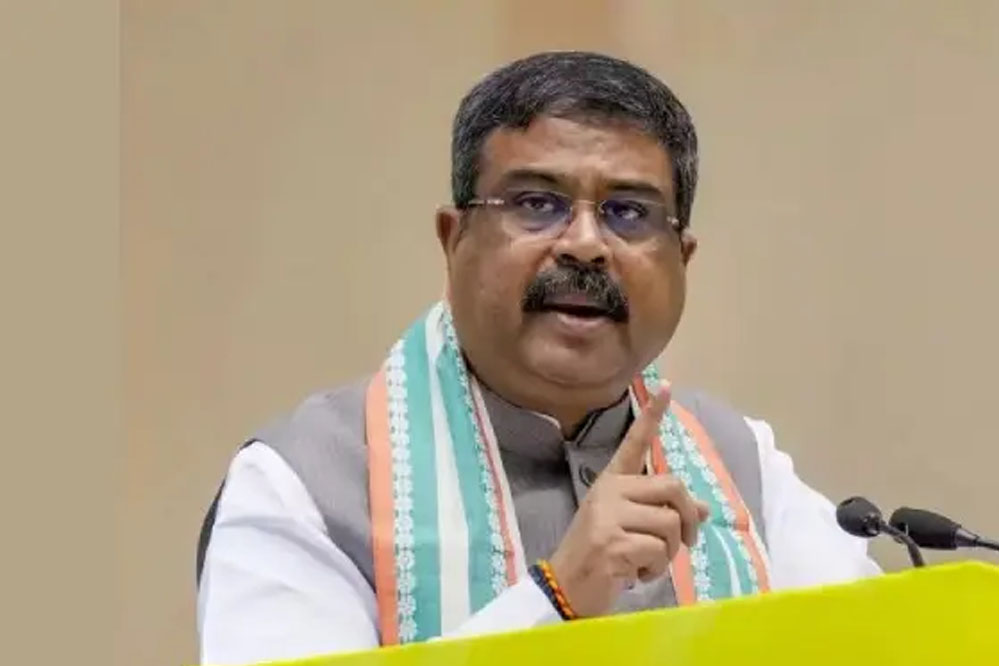 ₹500 गुलदस्ता 20 सेकंड के लिए, इतना पैसा 2 KG सेब लेने में लगेगा” — धर्मेंद्र प्रधान का तीखा सुझाव