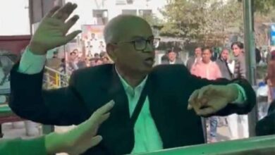 CJI पर जूता फेंकने वाले वकील की पिटाई, ‘सनातन’ के जयकारे से गूंजा परिसर CJI पर जूता फेंकने वाले वकील की पिटाई, ‘सनातन’ के जयकारे से गूंजा परिसर