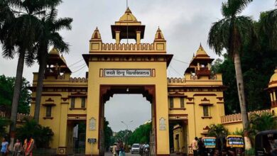 12 साल बाद जिंदा लौटा ‘मुर्दा’: BHU में काग़ज़ों में मृत व्यक्ति खुद की पेंशन रुकवाने पहुंचा दफ्तर