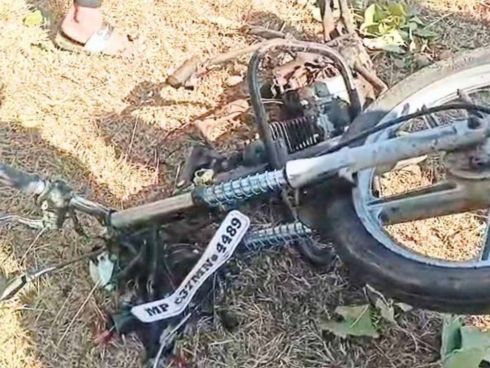 MP में चलती बाइक में जोरदार धमाका, युवक के पैरों के उड़े चीथड़े, मौके पर मौत