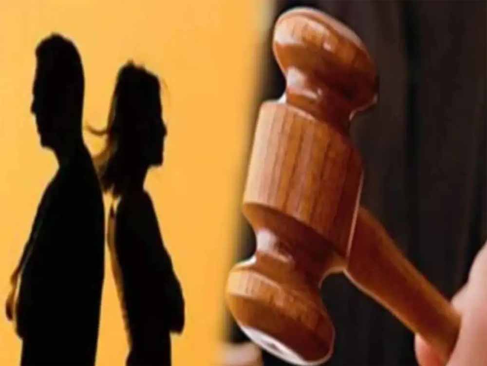 पति का मोबाइल तोड़ना बना विवाद की जड़, HC ने पत्नी की दलीलें खारिज कर तलाक रखा बरकरार