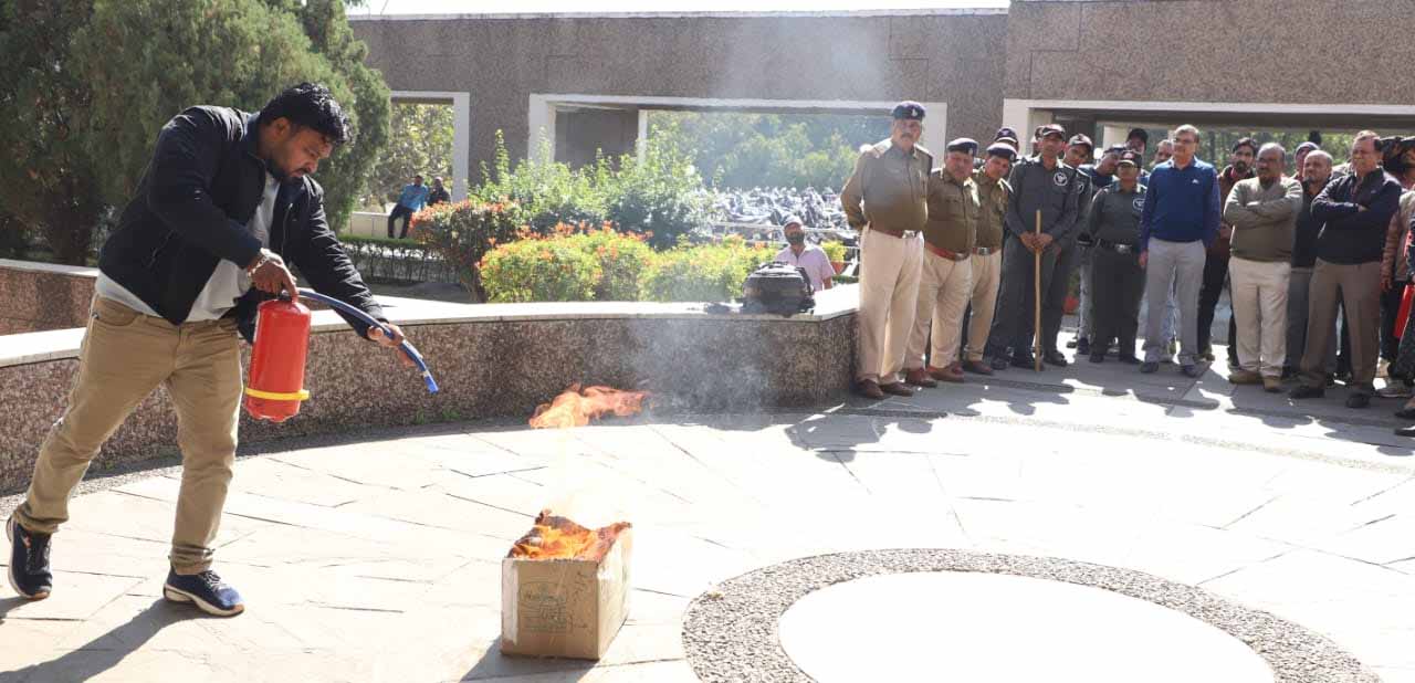 विद्युत कंपनियों के मुख्यालय शक्त‍िभवन में हुआ अग्न‍िशमन प्रशिक्षण और मॉकड्रि‍ल