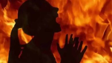 पत्नी के अफेयर के शक में हैवानियत की हदें पार, बच्चों के सामने महिला को पेट्रोल डालकर जिंदा जलाया